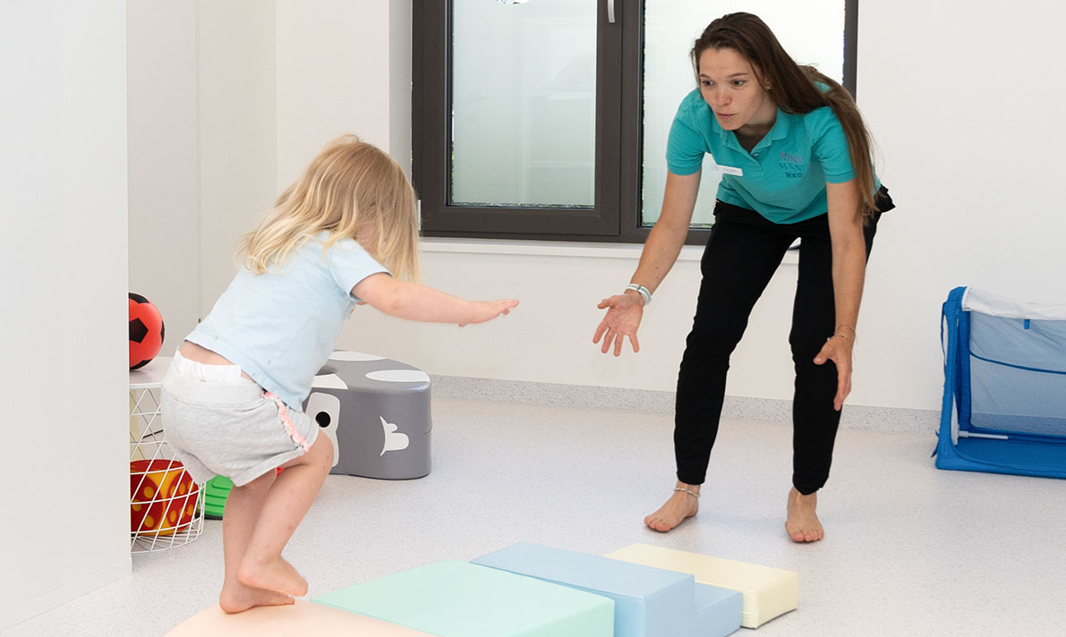 Mini Maxi Med Physiotherapeutin im spielerische Bewegungsangebot mit Kind