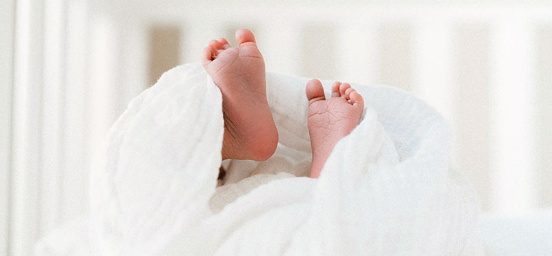 für den allerersten Kinderarztbesuch Füßchen eines Neugeborenen
