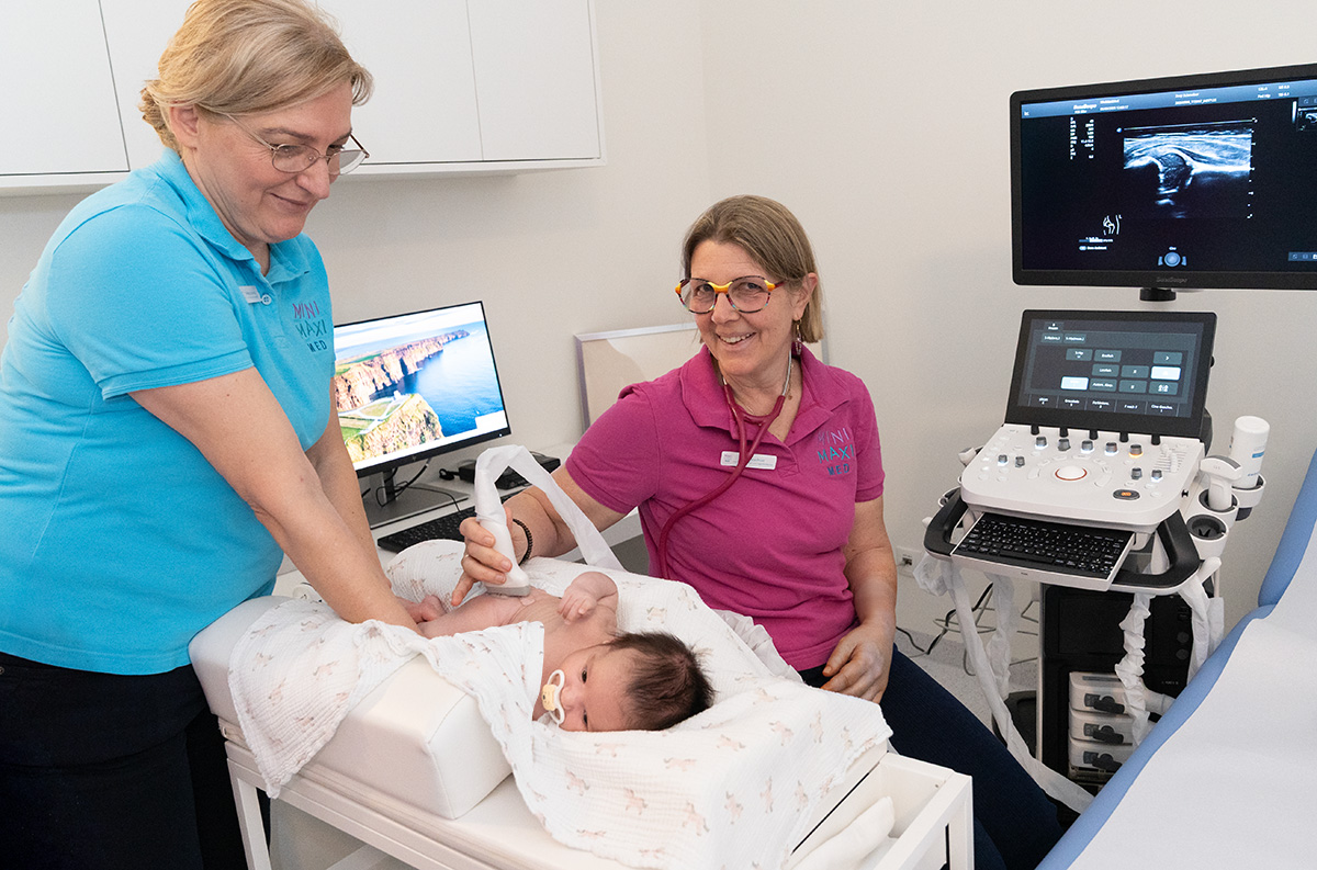 Baby bei Ultraschalluntersuchung Mini Maxi Med
