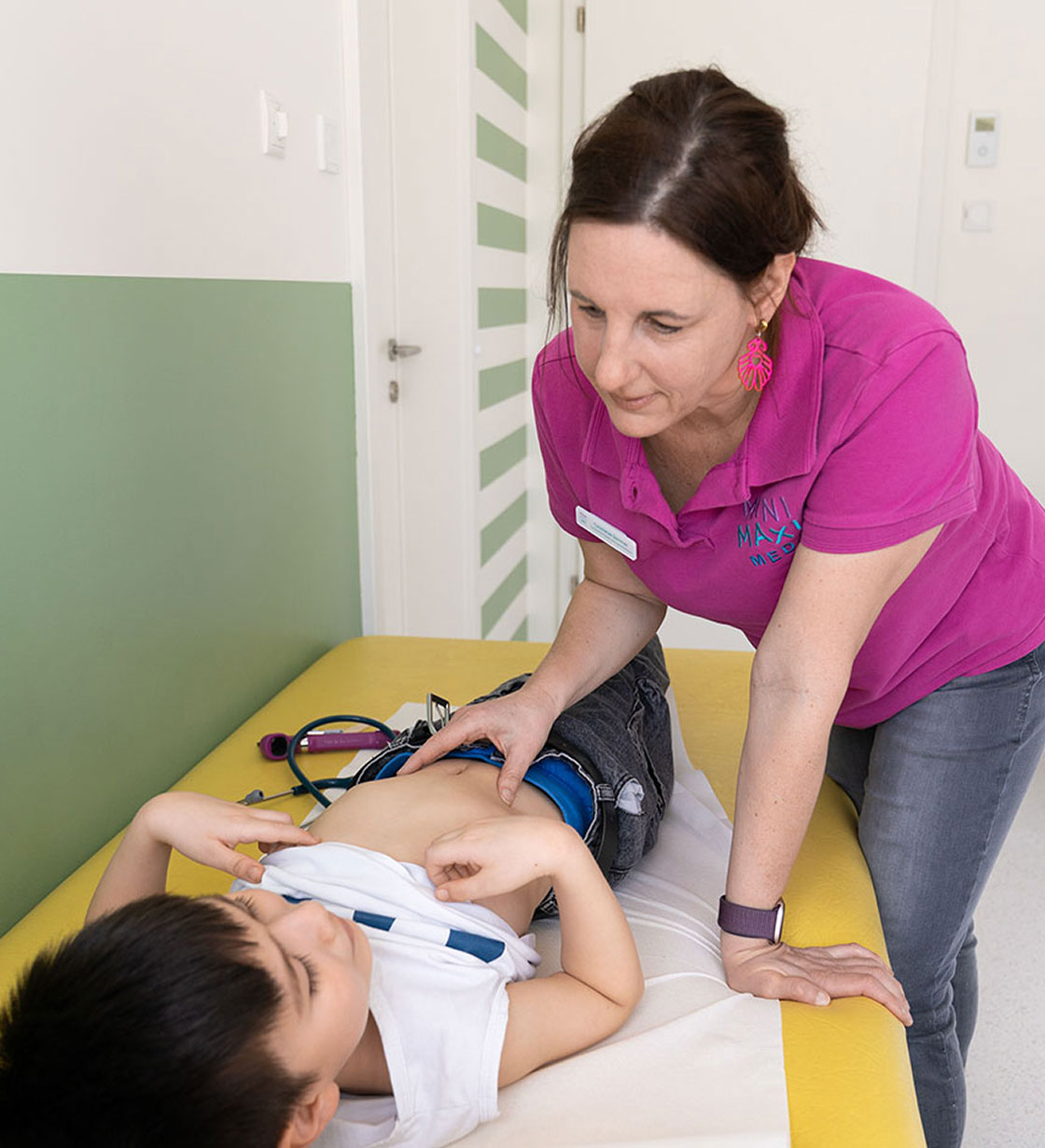 Schulkind Untersuchung Kinderärztin