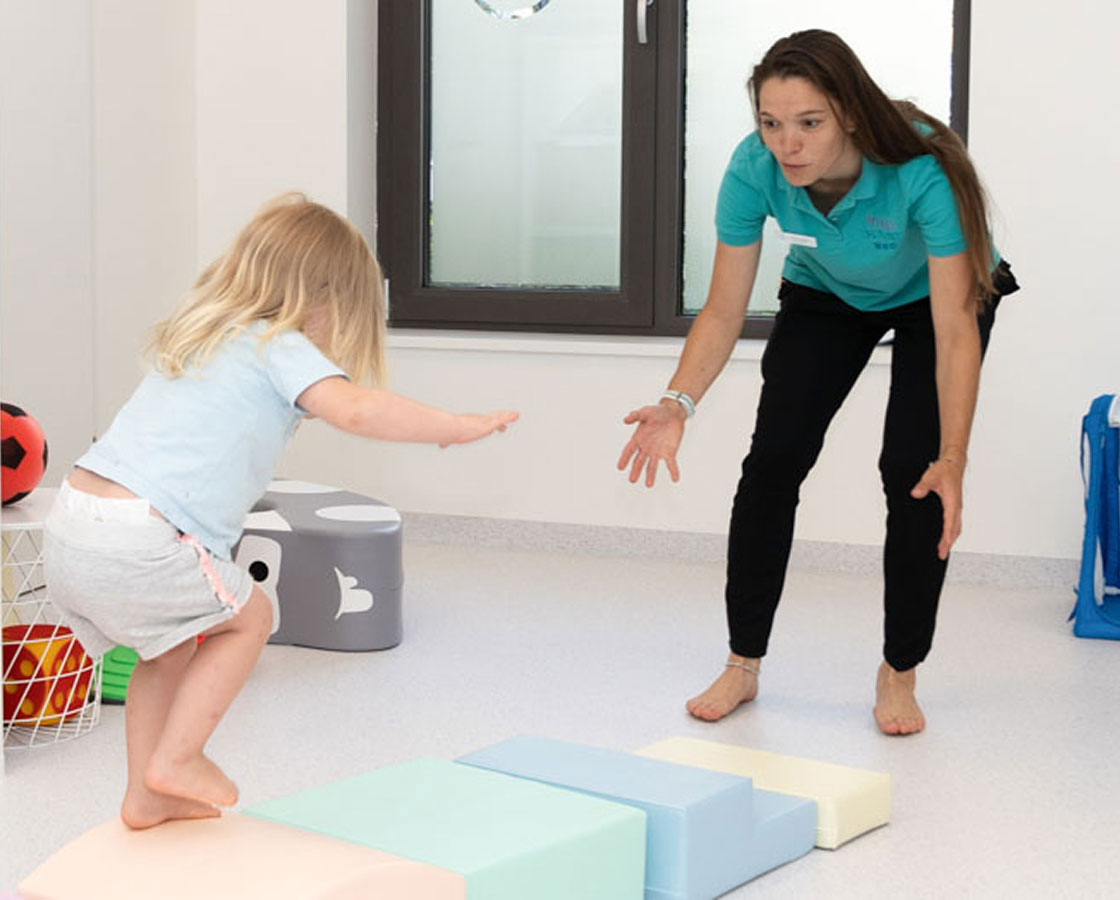 Mini Maxi Med Physiotherapeutin im spielerische Bewegungsangebot mit Kind
