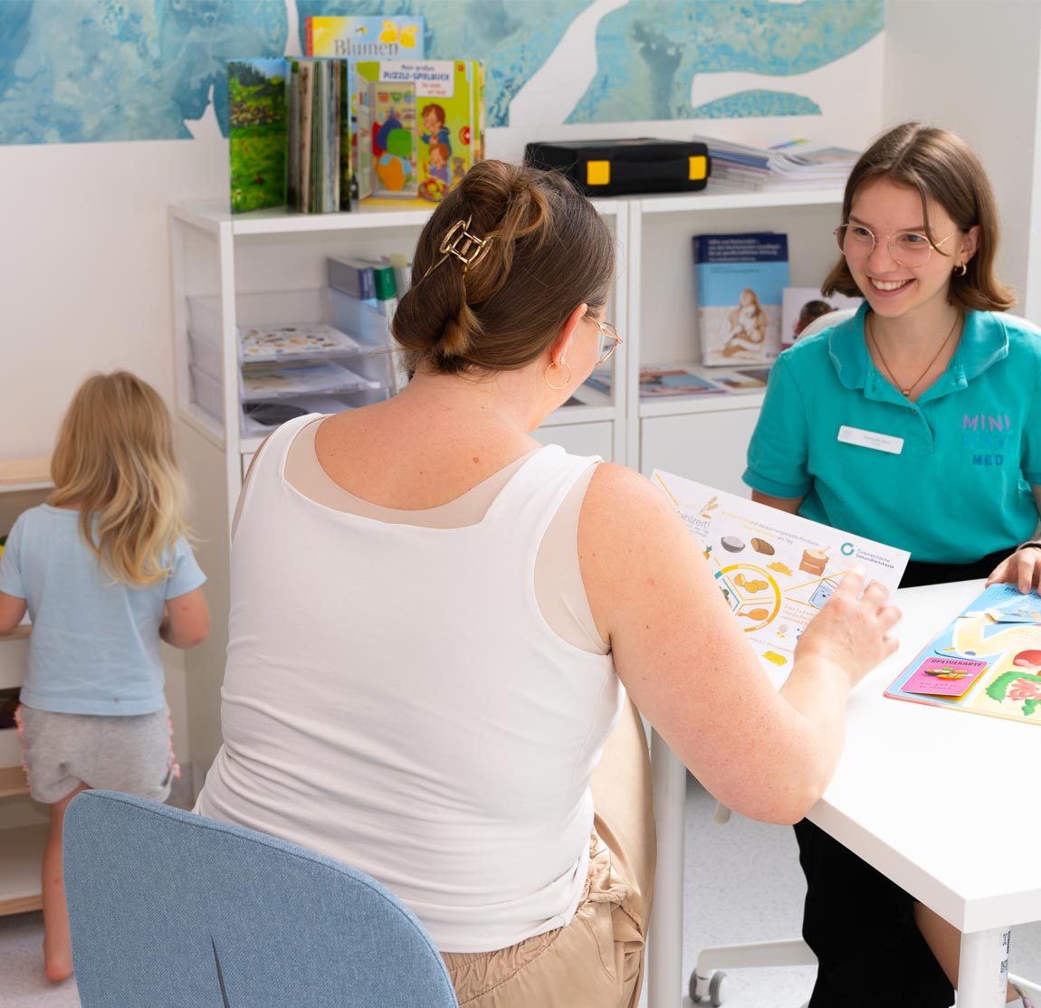 Kleinkinder mit Mutter bei der Ernährungsberatung